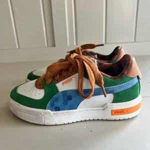 Kids Puma Shoes, Size 6.